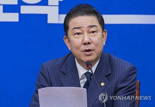 최고위원회의에서 발언하는 김병기 (서울=연합뉴스) 황광모 기자 = 더불어민주당 김병기 원내대표가 15일 국회에서 열린 최고위원회의에서 발언하고 있다. 2025.9.15 hkmpooh@yna.co.kr