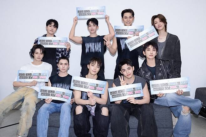 올해 데뷔 10주년을 맞은 그룹 세븐틴이 13~14일 이틀 동안 인천아시아드주경기장에서 새 월드 투어 '뉴_'를 열었다. 세븐틴 공식 트위터