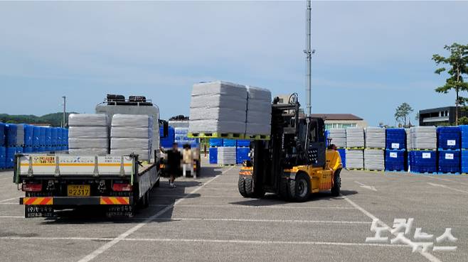 지게차가 생수를 화물차에 싣고 있는 모습. 전영래 기자