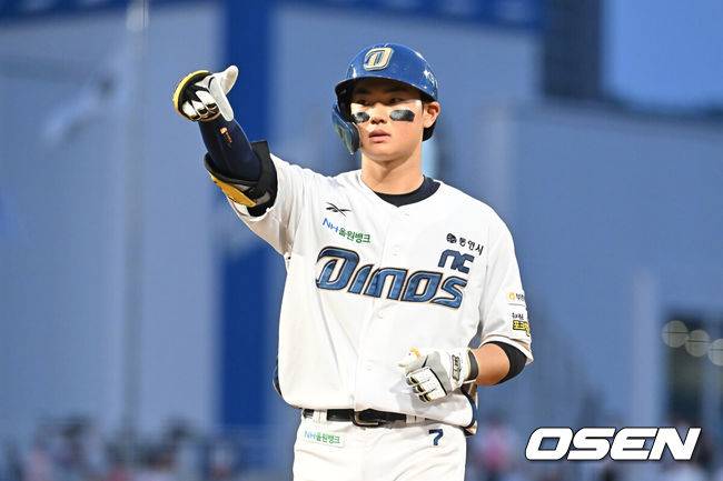 [OSEN=창원, 이석우 기자] 5일 창원NC파크에서 2025 신한 SOL 뱅크 KBO 리그 NC 다이노스와 SSG 랜더스의 경기가 열렸다. 홈팀 NC는 조민석이, 방문팀 SSG는 화이트가 선발 출전했다. NC 다이노스 김주원이 5회말 2사 1,2루 우익수 앞 1타점 안타를 치고 세리머니를 하고 있다. 2025.07.05 / foto0307@osen.co.kr