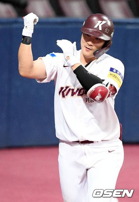 [OSEN=고척, 민경훈 기자] 7일 오후 서울 고척스카이돔에서 '2020 신한은행 SOL KBO리그' 키움 히어로즈와 NC 다이노스의 경기가 열렸다.5회말 키움 김하성이 좌월 솔로홈런을 날린 후 세레모니를 펼치고 있다. /rumi@osen.co.kr