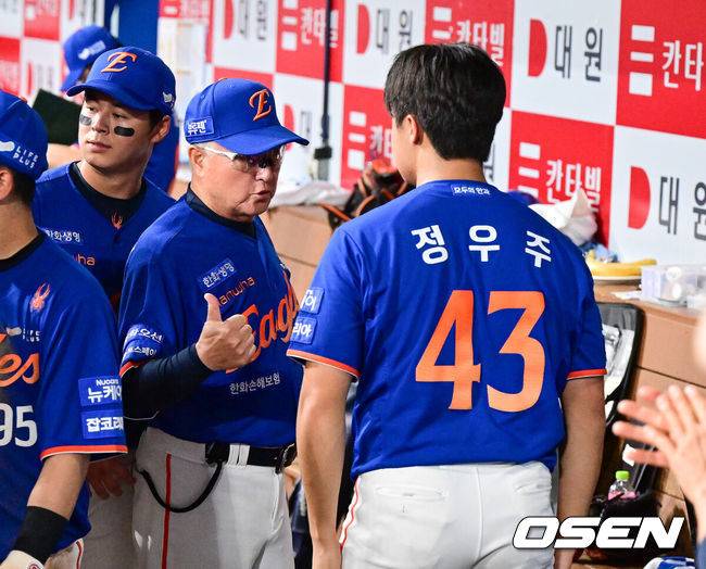 [OSEN=고척, 박준형 기자] 28일 오후 서울 고척스카이돔에서 ‘2025 신한 SOL BANK KBO리그’ 키움 히어로즈와 한화 이글스의 경기가 진행됐다.이날 키움은 하영민을, 한화는 폰세를 선발투수로 내세웠다.8회초 이닝종료 후 한화 김경문 감독이 정우주를 찾아 독려하고 있다.  2025.08.28 / soul1014@osen.co.kr