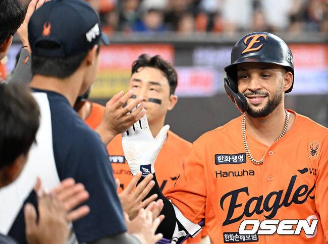 [OSEN=대전, 이대선 기자] 13일 오후 대전 한화생명볼파크에서 2025 신한 SOL Bank KBO리그 한화 이글스와 키움 히어로즈의 경기가 열렸다.한화는 폰세, 키움은 하영민을 선발 투수로 내세웠다.5회말 무사 만루에서 한화 리베라토가 우중월 만루 홈런을 치고 환호하고 있다. 2025.09.13 /sunday@osen.co.kr