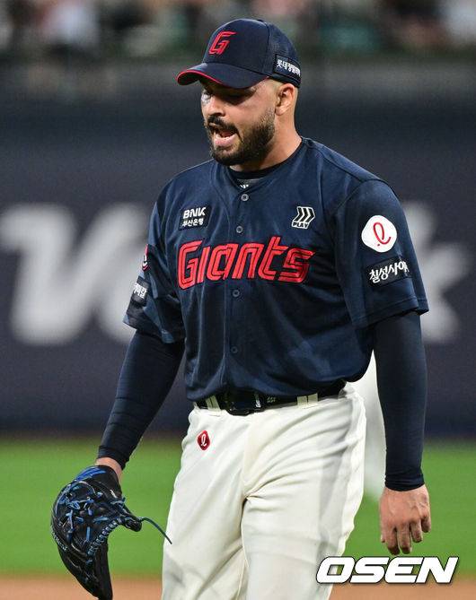 [OSEN=수원, 조은정 기자]3일 오후 수원KT위즈파크에서 ‘2025 신한 SOL BANK KBO리그’ KT 위즈와 롯데 자이언츠의 경기가 진행됐다.이날 경기에 KT는 헤이수스, 롯데는 감보아를 선발투수로 내세웠다. 1회말 이닝을 마친 롯데 감보아가 더그아웃으로 향하고 있다. 2025.09.03 /cej@osen.co.kr