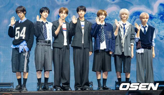 [OSEN=박준형 기자] 그룹 아이딧의 첫 번째 미니앨범 '아이 디드 잇.'(I did it.) 데뷔 쇼케이스가 15일 오후 서울 광진구 예스24 라이브홀에서 진행됐다. 아이딧은&nbsp;장용훈,&nbsp;김민재,&nbsp;박원빈,&nbsp;추유찬,&nbsp;박성현,&nbsp;백준혁, 정세민으로 구성된 7인조로, 유튜브로 방송된 서바이벌 오디션 '데뷔스 플랜'(Debut's Plan)으로 결성됐다.그룹 아이딧이 포즈를 취하고 있다.   2025.09.15 / soul1014@osen.co.kr