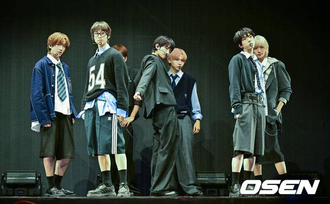 [OSEN=박준형 기자] 그룹 아이딧의 첫 번째 미니앨범 '아이 디드 잇.'(I did it.) 데뷔 쇼케이스가 15일 오후 서울 광진구 예스24 라이브홀에서 진행됐다. 아이딧은&nbsp;장용훈,&nbsp;김민재,&nbsp;박원빈,&nbsp;추유찬,&nbsp;박성현,&nbsp;백준혁, 정세민으로 구성된 7인조로, 유튜브로 방송된 서바이벌 오디션 '데뷔스 플랜'(Debut's Plan)으로 결성됐다.그룹 아이딧이 멋진 무대를 펼치고 있다.    2025.09.15 / soul1014@osen.co.kr