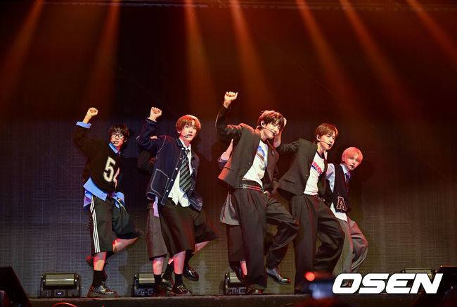 [OSEN=박준형 기자] 그룹 아이딧의 첫 번째 미니앨범 '아이 디드 잇.'(I did it.) 데뷔 쇼케이스가 15일 오후 서울 광진구 예스24 라이브홀에서 진행됐다. 아이딧은 장용훈, 김민재, 박원빈, 추유찬, 박성현, 백준혁, 정세민으로 구성된 7인조로, 유튜브로 방송된 서바이벌 오디션 '데뷔스 플랜'(Debut's Plan)으로 결성됐다.그룹 아이딧이 멋진 무대를 펼치고 있다.    2025.09.15 / soul1014@osen.co.kr