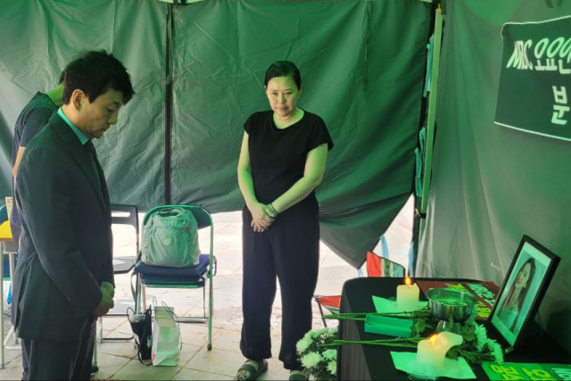 ▲ MBC 기상캐스터 고 오요안나 분향소에 방문한 안형준 사장(왼쪽)과 유족 장연미 씨(오른쪽). ⓒ엔딩크레딧