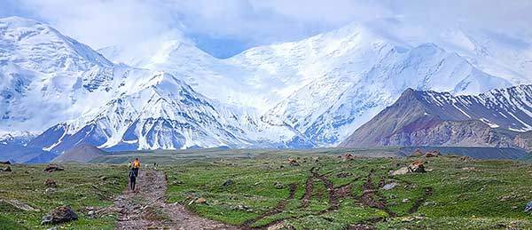 파미르 고원 트레킹 거대한 설산을 향해, 한 걸음 한 걸음을 내딛는다. 산에 오르는 것이 아니라, 들어간다는 말이 맞다. 해발 3,800m에서 숨이 턱턱 막히지만, 앞에 어떤 풍경이 나타날지 두근두근하다.