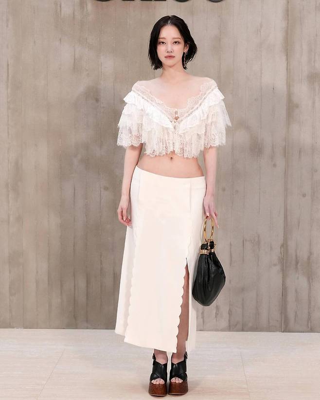 황금 골반으로 매번 화제성을 장악하는 전종서. 전종서 SNS 캡처