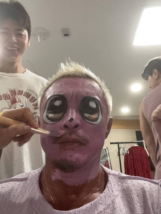 힘들게 돈 버는 아버지 추성훈과 뒤에서 미소 짓고 있는 박지현. 추성훈 SNS 캡처