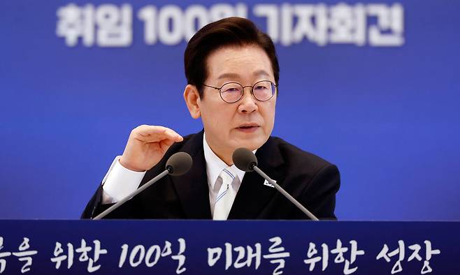 이재명 대통령이 지난 11일 청와대 영빈관에서 열린 취임 100일 기자회견 '회복을 위한 100일, 미래를 위한 성장'에서 질문에 답변하고 있다. 뉴시스