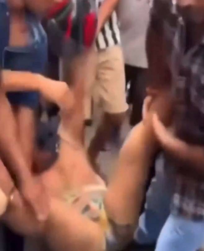 지난 9일(현지시간) 비슈누 프라사드 파우델 네팔 부총리 겸 재무부 장관으로 추정되는 남성이 수도 카트만두 거리에서 속옷 차림으로 팔다리를 군중에게 붙들린 채 어디론가 끌려가는 모습. 이 남성은 시위대에게 발길질을 당하거나 속옷 차림으로 강 안에서 헤매다 군중이 던진 물건에 머리를 맞기도 했다. 유튜브 캡처