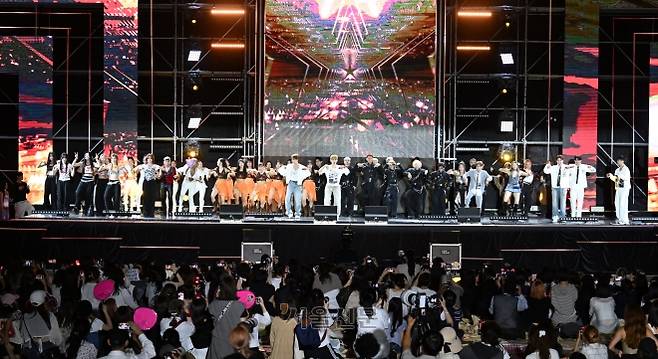 K팝 열기 가득 서울광장… 본사 주최 ‘K팝 커버댄스 ﻿월드 파이널’ - 지난 13일 서울신문 주최로 서울 중구 서울광장에서 열린 제15회 ‘K팝 커버댄스 페스티벌 월드 파이널’에서 참가팀이 모두 무대에 올라 축하공연을 하고 있다. 페스티벌에는 13개국, 13개 팀의 102명이 참가했다. 미국 ‘케이엔디’(KND), 필리핀 ‘패러다임’(PARADIGM), 일본 ‘에임 하이’(Aim High) 등 세 팀이 ‘위너’ 타이틀을 가져갔다. 안주영 전문기자