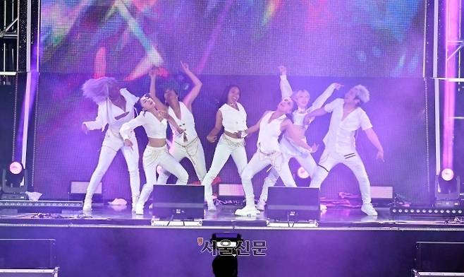 지난 13일 서울신문 주최로 서울 중구 서울광장에서 열린 제15회 ‘K팝 커버댄스 페스티벌 월드 파이널’에서 ‘위너’ 타이틀을 거머쥔 미국 ‘케이엔디’(KND)가 ITZY(있지)의 ‘마.피.아 in the morning’에 맞춰 열정적으로 춤추고 있다. 안주영 전문기자