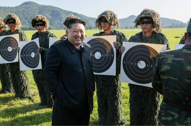 김정은, 저격수 구분대 사격경기 참관 - 북한 김정은 국무위원장이 지난 12일 평양지구 제38훈련기지를 방문해 수도경비사령부관하 저격수구분대와 중앙안전기관 특별기동대 저격수구분대사이의 사격경기를 참관했다고 조선중앙통신이 13일 보도했다. 2025.9.13 조선중앙통신 연합뉴스