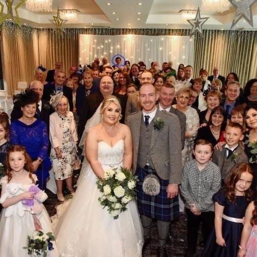 2021년 미셸 와일리 부부의 결혼식에 참석했던 앤드루 힐하우스(맨 뒤쪽 파란색 원)의 모습. 다자 페이스북 캡처