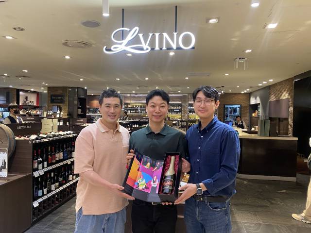 롯데백화점 와인&리쿼팀이 배우 김희선과 협업한 '벨레 그로스 발라드' 와인 상품을 들고 기념 사진을 촬영하고 있다. 김남명 기자