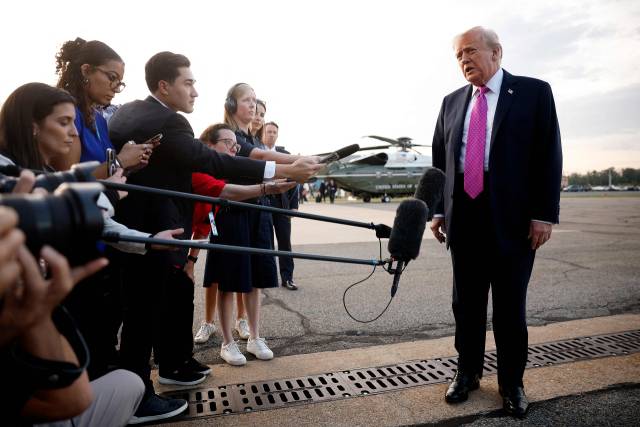 도널드 트럼프 미국 대통령이 14일(현지 시간) 뉴저지에서 워싱턴DC 백악관으로 북귀하기 위해 에어포스원에 탑승하기 전 기자들의 질문에 답하고 있다.AFP연합뉴스