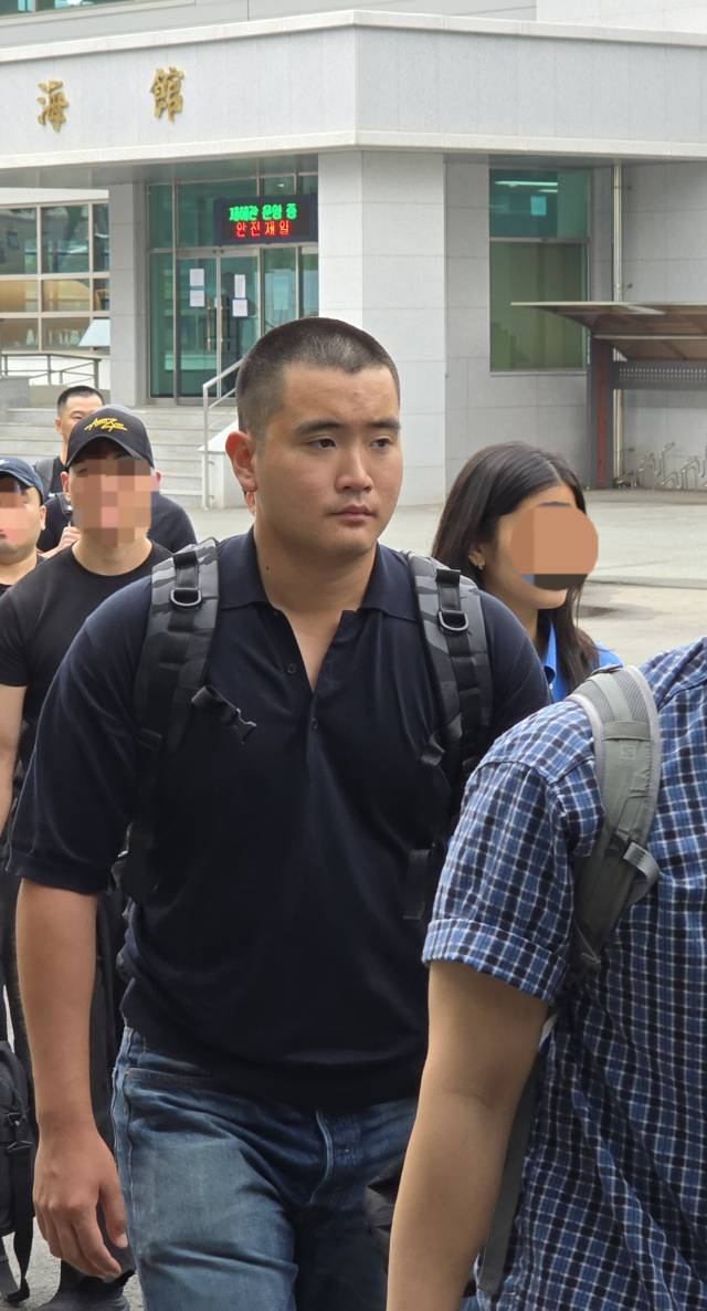 이재용 삼성전자 회장의 장남 이지호씨가 15일 경남 창원시 해군사관학교에서 열린 해군 학사사관 후보생 입영식에 참가하기 위해 행사장으로 들어가고 있다.사진=삼성전자