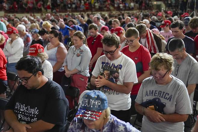 지난해 7월31일 도널드 트럼프 대선후보의 캠페인에 모인 지지자들이 식전 기도를 하고 있다. ⓒAP Photo