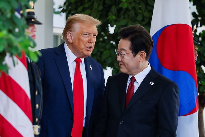 8월25일(현지 시각) 트럼프 대통령이 정상회담을 위해 미국 워싱턴 DC 백악관을 찾은 이재명 대통령을 맞이하고 있다. ⓒREUTERS
