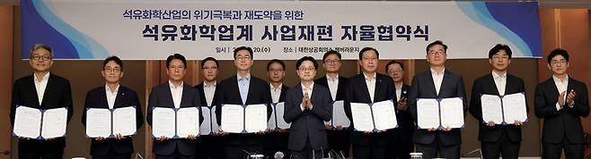 김정관 산업통상자원부 장관(왼쪽 일곱 번째)과 국내 석유화학기업 최고경영자들이 8월20일 서울 중구 대한상공회의소에서 열린 석유화학 업계 사업재편 자율협약식에서 기념촬영을 하고 있다. ⓒ연합뉴스