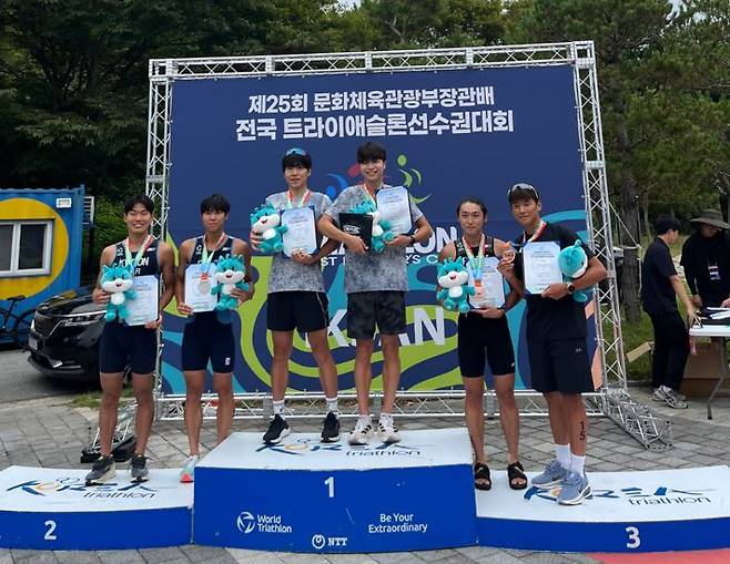 천안시청 직장운동경기부 철인3종팀이 지난 9월12일 전북 익산에서 열린 제25회 문체부장관배 전국 트라이애슬론 대회 엘리트부문 남자단체전에서 우승했다. ⓒ천안시 제공