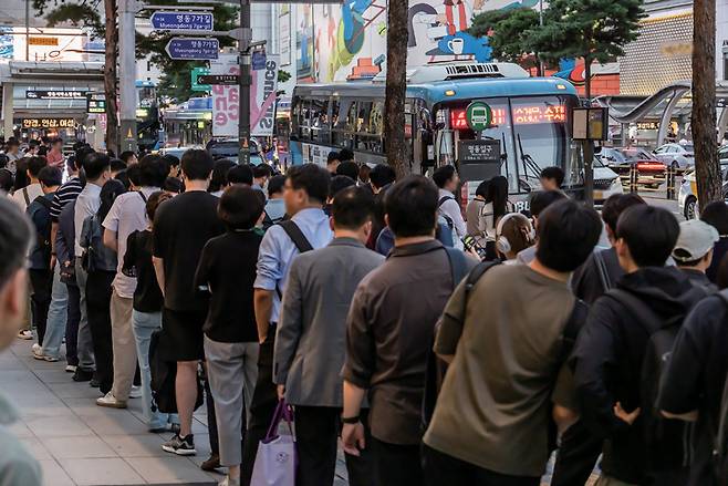 서울 중구 명동입구 광역버스 정류장이 퇴근버스를 기다리는 시민들로 붐비고 있다. ⓒ시사저널 최준필