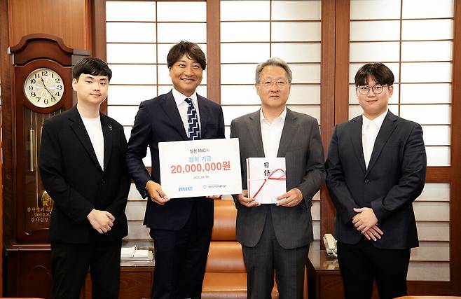 일본 ㈜MIC가 영진전문대에 장학금을 기탁했다. 함께 한 (왼쪽부터) 장성규(졸업생)씨, 카와이 카츠야 ㈜MIC 대표, 최재영 총장, 문태호(졸업생)씨가 기념촬영을 하고 있다. ⓒ영진전문대학교 제공