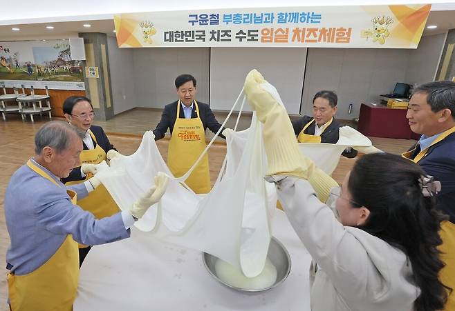 구윤철 부총리가 지난 11일 지역 명소인 임실치즈역사문화관을 찾아 치즈체험을 하고 있다. ⓒ임실군