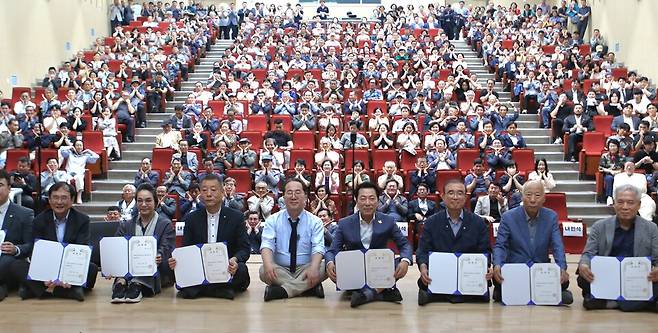 순천학연구소 출범식에서 허석 상임대표와 공동대표, 자문위원, 각 분위과 대표 등이 위촉장을 들고 기념 사진을 촬영하고 있다. ⓒ순천학연구소&nbsp;