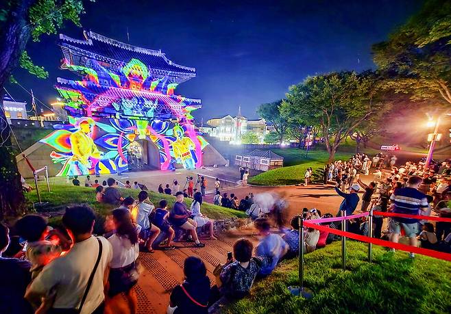 '2025 국가유산 미디어아트 진주성 - 법고창신, 진주성도' 모습 ⓒ진주시