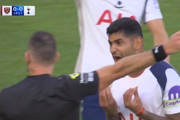 토트넘 주장 크리스티안 로메로가 14일(한국시간) 웨스트햄과 EPL 원정경기에서 자신의 헤더골이 알 수 없는 이유로 취소되자 강하게 항의하는 모습이 현지 중계화면에 잡혔다. 사진출처｜더 선 홈페이지