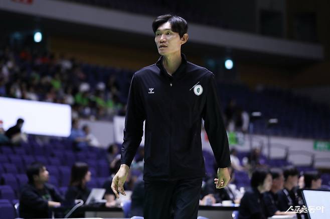 DB 김주성 감독이 14일 일본 홋카이도종합체육센터에서 열린 2025 레반가컵 경기 도중 작전을 지시하고 있다. 김 감독은 일본전지훈련에 만족감을 드러냄과 동시에 새 시즌 개막까지 보완해야 할 부분도 언급했다. 사진제공|점프볼