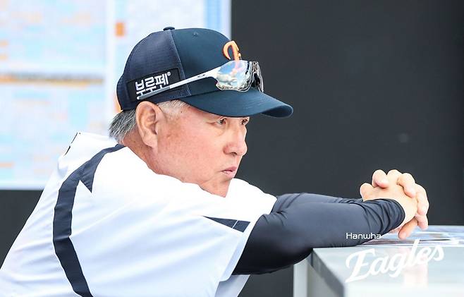 한화는 이달 13일 대전 키움과 홈경기에서 승리하며 2018시즌 이후 7년 만에 가을야구 진출을 확정했다. 김경문 감독(사진)은 팬들에게 포스트시즌을 선보일 수 있다는 기쁜 마음을 감추지 못했다. 사진제공｜한화 이글스