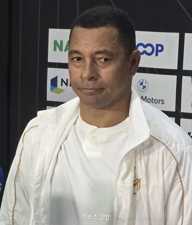 14일 ‘2025 아이콘매치’를 마치고 믹스트존에서 인터뷰 중인 지우베르투 시우바. (사진) 용환주 기자