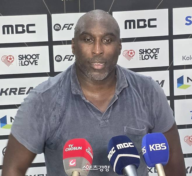 14일 ‘2025 아이콘매치’를 마치고 믹스트존에서 취재진을 만난 솔 캠벨. (사진) 용환주 기자