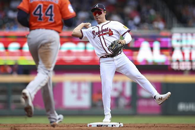 애틀랜타 김하성이 15일 휴스턴전에서 3회초 2루 베이스를 찍고 1루로 송구하며 더블플레이를 완성하고 있다. AP연합뉴스