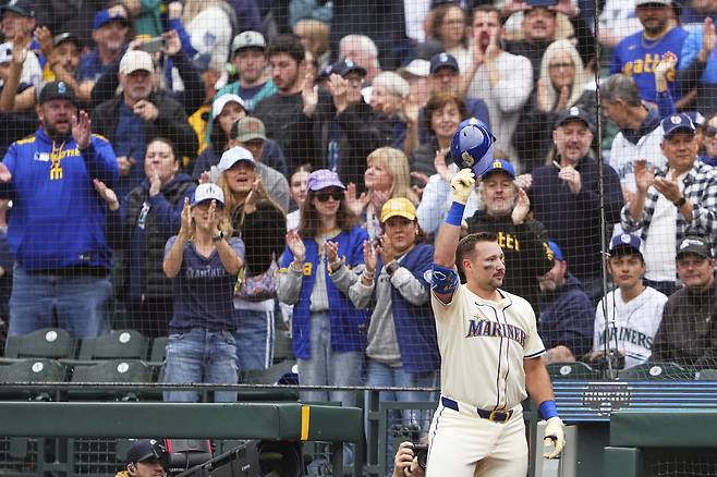 시애틀 롤리가 15일 시즌 54호 홈런을 치고 들어온 뒤 홈팬의 기립박수에 화답하고 있다. AP연합뉴스