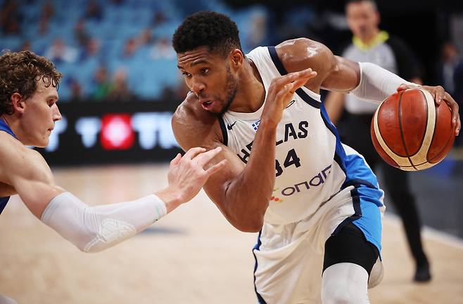 그리스 아데토쿤보가 14일 유로바스켓 3위결정전에서 그리스 수비진을 돌파하고 있다. 로이터연합뉴스