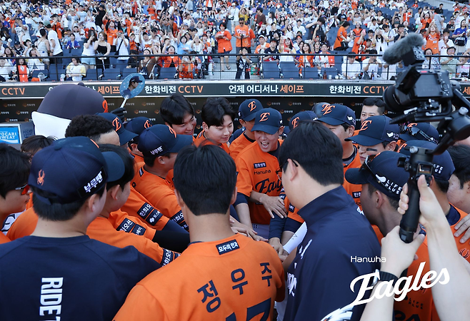 경기 전 미팅 뒤 파이팅을 외치는 한화 선수들. 한화 이글스 제공