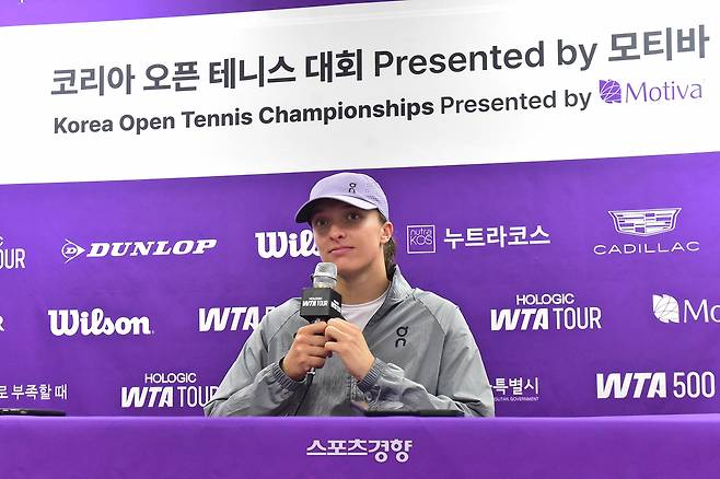 이가 시비옹테크가 14일 서울 송파구 올림픽공원 테니스코트에서 열린 기자회견에서 취재진의 질문에 답하고 있다. 코리아오픈 조직위 제공