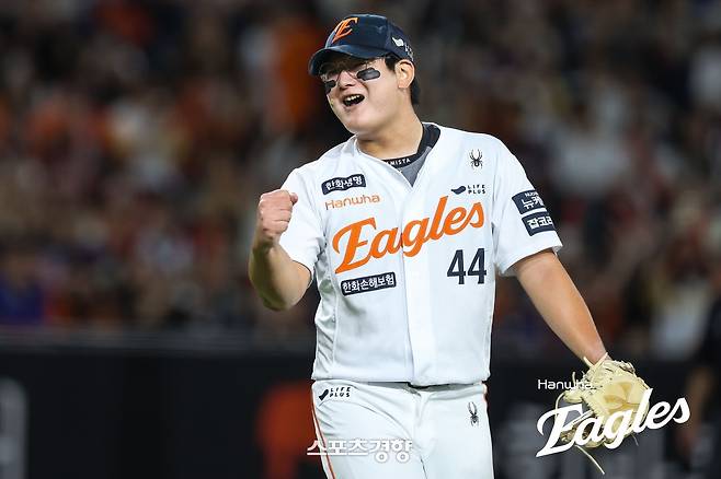 한화 김서현이 15일 대전 한화생명이글스볼파크에서 열린 키움과의 홈 경기에서 팀의 1점차 승리를 지켜낸 뒤 활짝 웃고 있다. 한화이글스 제공