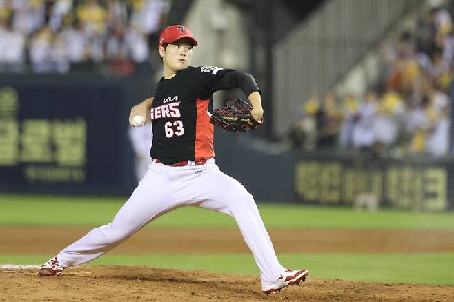 ▲ 2025년 2라운더인 이호민은 14일 잠실 LG전에서 1이닝 4실점으로 고전했다 ⓒKIA타이거즈