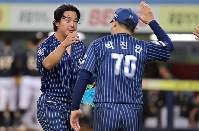 ▲ 왼쪽부터 양창섭, 박진만 감독 ⓒ삼성 라이온즈