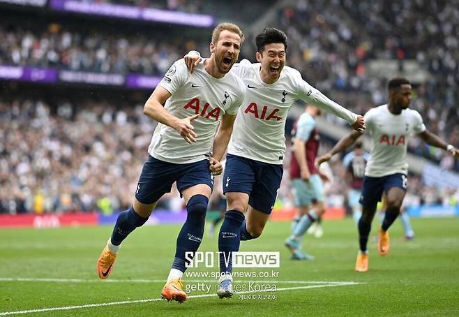 ▲ 손흥민(사진 오른쪽)이 토트넘에서 해리 케인(사진 왼쪽)과 함께 EPL을 뒤흔들었던 기억이 아직 선명한 가운데&nbsp;미국 무대에선&nbsp;부앙가를 파트너&nbsp;삼아&nbsp;새로운 전설을 쓸 가능성을 높이 점쳤다. 스퍼스&nbsp;시절 손흥민과 케인은 총 47골을 합작하며 EPL 역사상 최고 공격&nbsp;듀오로 우뚝 섰다. 이 신화를 이어받을 조합으로 손흥민-부앙가 라인이 지목된 것이다.