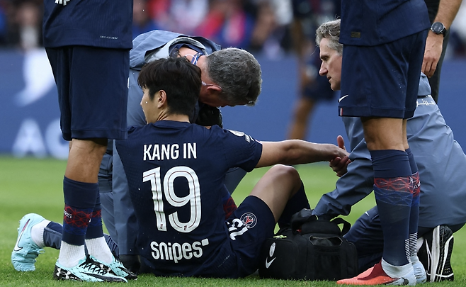 ▲ 이강인이 이번 시즌에도 힘든 시기를 보내야 한다. 파리 생제르맹에 막혀 이적이 무산됐다는 점에서 더욱 뼈아프다. 이강인은 2028년까지 파리 생제르맹과 장기 계약을 맺고 있으나, 출전 시간의 제한과 새로운 도전을 원했다. 주전 경쟁이 치열한 파리 생제르맹에서는 출전 기회가 불확실하다는 생각에서다. 이제는 잔류한 만큼 여러 경쟁을 이겨내야 한다. ⓒ연합뉴스/AFP