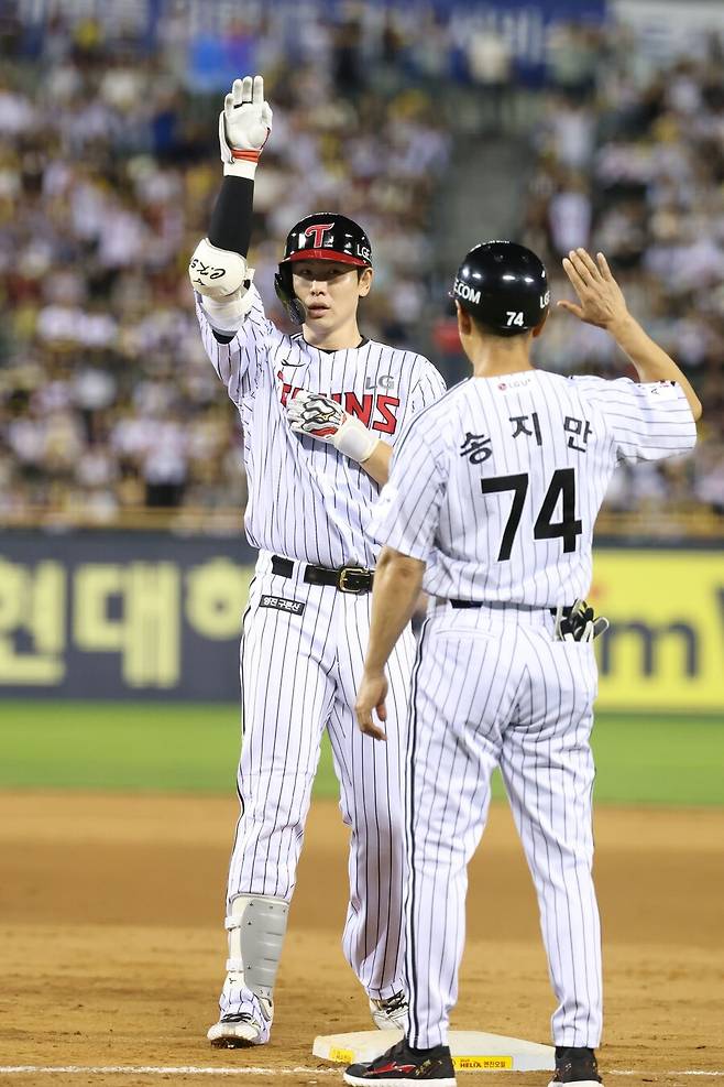 ▲ 13일 복귀 첫 타석부터 안타를 신고하며 LG 구단을 안도케 한 홍창기 ⓒLG트윈스