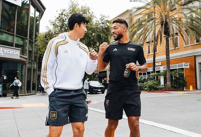 ▲ 손흥민이 미국 무대에서 또 다른 운명적 파트너를 찾았다. 그 주인공은 바로 데니스 부앙가. 두 사람은 메이저리그사커(MLS) 최고의 공격 듀오로 빠르게 자리매김하며 새로운 이야기를 써 내려가고 있다. ⓒ LAFC